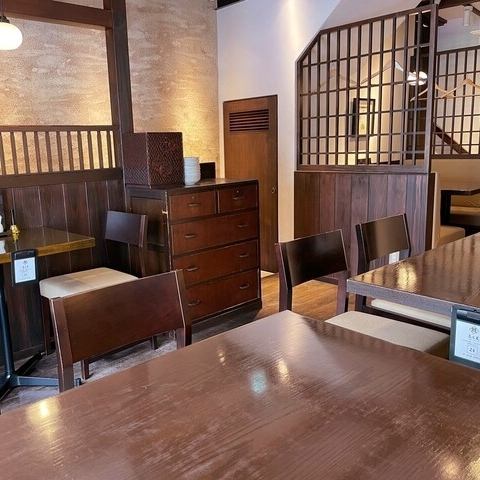 趣のある和の空間でごゆっくりお寛ぎ頂けます。人数にあわせてご利用頂けるテーブル席、ソファータイプのテーブル席などをご用意しております。