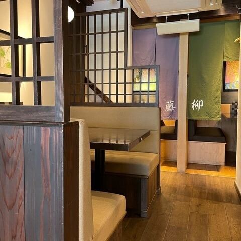 店内には4名様まででご利用頂ける半個室の空間もございます。暖簾がかかっているので、周りを気にせず、ゆったりとお寛ぎ頂けます。