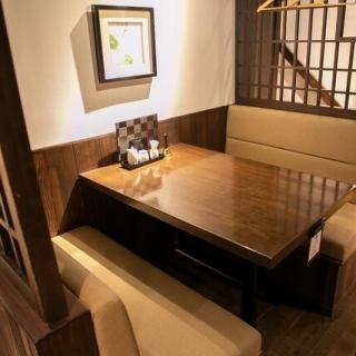 4名様までご利用頂けるソファータイプのテーブル席