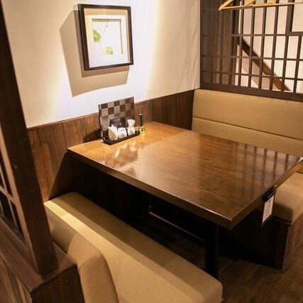 4名様までご利用頂けるソファータイプのテーブル席