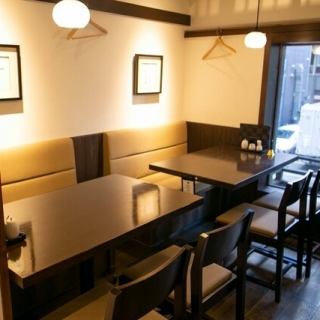 4名様までご利用頂ける片側ソファータイプのテーブル席（繋げて8名様までご利用可能です）