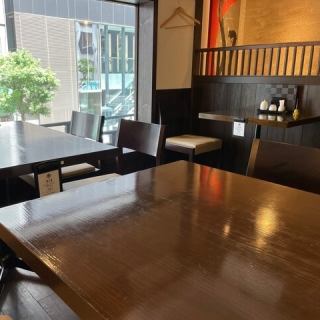 4名様までご利用頂ける片側ソファータイプのテーブル席