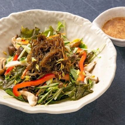 きのこともずくのサラダ