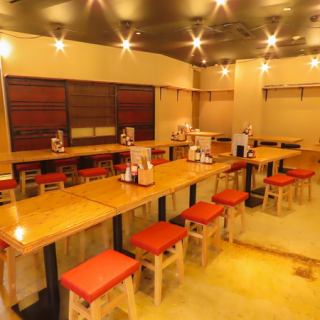 4名様、6名様用テーブル席も完備。