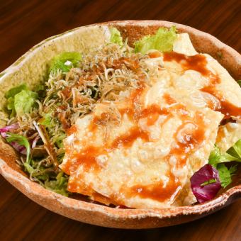 香脆炸腐竹配炸小沙丁鱼沙拉