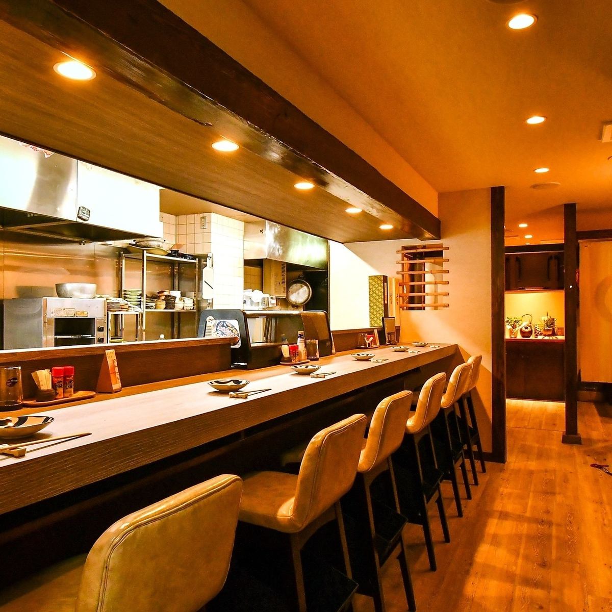 카운터 석에서 한 분도 느긋하게 식사와 술을 즐길 수 있습니다.