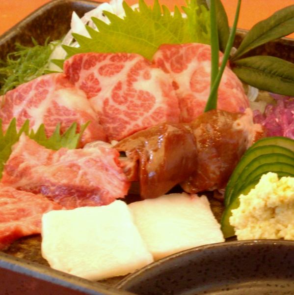 Recommended for Kumamoto trips and entertainment.Horse sashimi set!