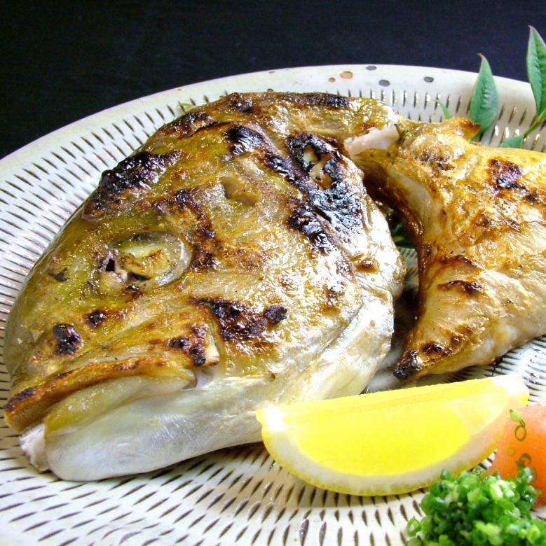 Greater amberjack grilled with salt
