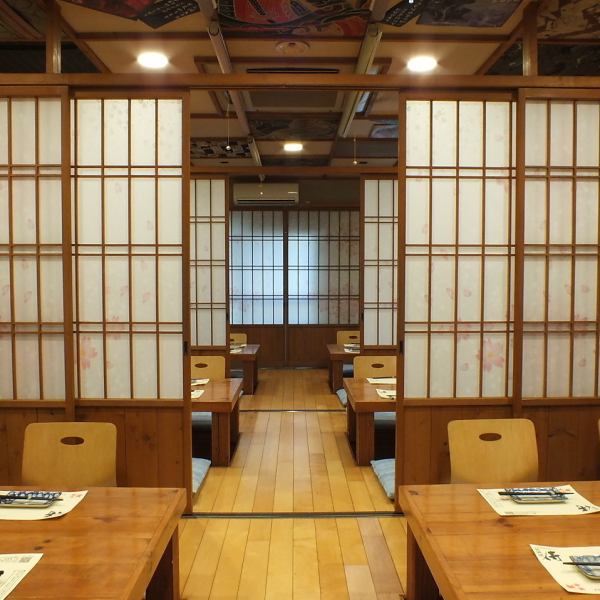 大人数での集まりにぴったりな100席ほどの広々としたお店です。宴会や飲み会に最適な空間を提供しており、友人や同僚と楽しいひとときを過ごすことができます。豊富なメニューと飲み放題プランもあり、思い出に残る素敵な時間をお楽しみいただけます。アットホームな雰囲気の中で心温まるおもてなしをぜひご体験ください。