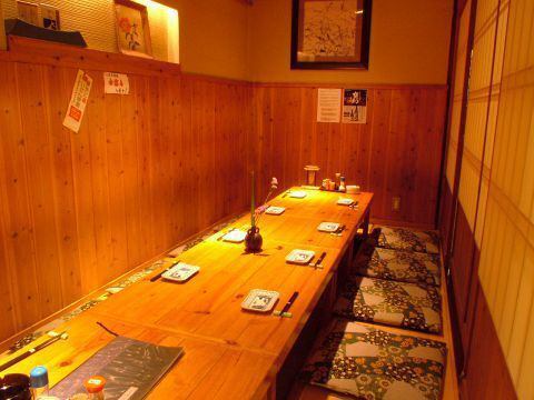当店では個室を完備しており、プライベートなお食事から、宴会や会社の飲み会まで幅広くご利用いただけます。落ち着いた雰囲気の中で、周りを気にせずお楽しみいただける空間をご用意しております。大切な人との特別な時間にも最適です。美味しい料理と共にお飲み物を囲みながら、ぜひ心温まるひとときをお過ごしください。