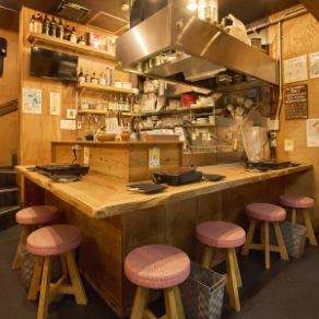 【デートに◎】お洒落なカウンター席。ゆったり空間で、２人のデートにおすすめ韓国料理をお楽しみください。薬膳の力でより逞しく、美しくなれます。