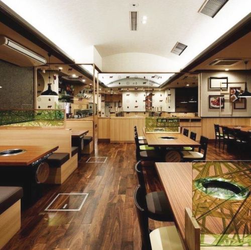 <p>【大型宴会にもご利用できるテーブル席】テーブル席は最大48名様までご利用可能！2019/12/28より全日全面禁煙</p>