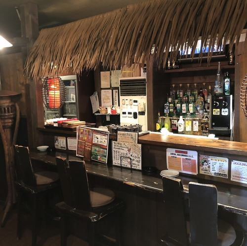 おしゃれな店内にあるカウンター席では目の前でお酒を提供しておりますのでサクッと一人飲みするにも最適♪お酒好きの方におすすめのお席となっております。