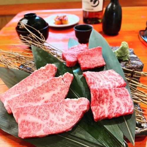 Enjoy Hida beef with sake in one hand◎