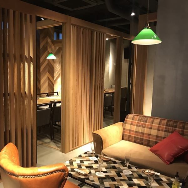 [Loose sofa seats that make you feel at home] The sofa seats on the 2nd floor allow you to enjoy a relaxing meal as if you were having a drinking party at home ◎ Please spend a relaxing time while holding a cushion ♪