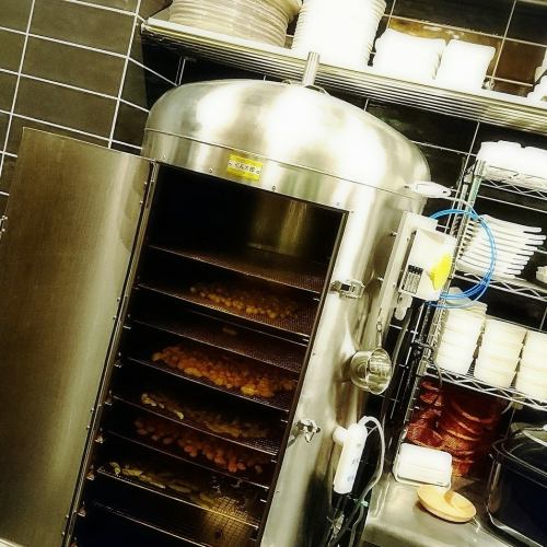 当店自慢の燻製料理は巨大燻製器でいぶしています！