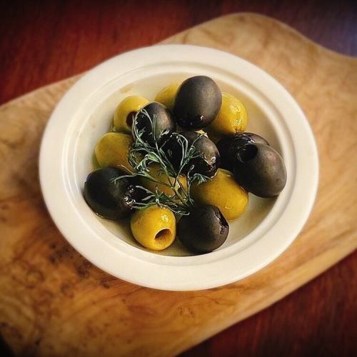 橄榄油腌制的熏橄榄