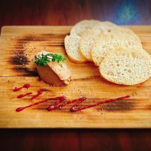 White liver paste and raspberry sauce