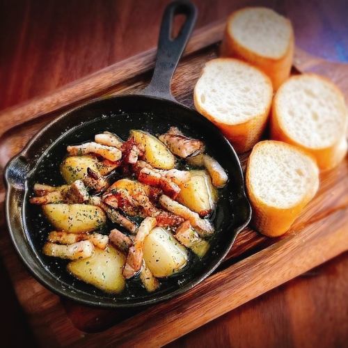 Potato and smoked bacon ajillo