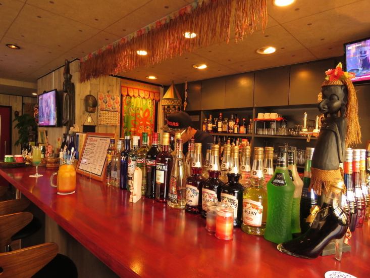 In a cafe-style space, you can enjoy more than 200 kinds of drinks all you can drink and karaoke singing