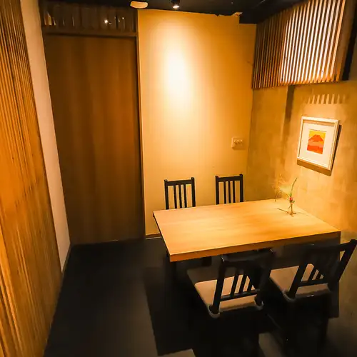 お酒を片手に囲むテーブル