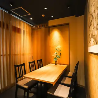 当店は１５名様からの少人数貸切に対応しており、最大３０名様までのアットホームな丸ごと店舗貸切が可能です！店内にはＴＶ・プロジェクターを完備しているため、各種ご宴会や歓送迎会、二次会が盛り上がること間違いなし。充実の飲み放題付きコースを囲み、周りを気にせず特別な宴会をトコトン愉しめます。