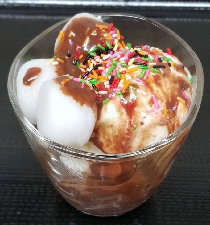 Sunday ice cream with shiratama (chocolate, strawberry, blueberry)