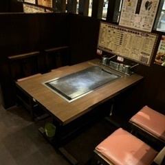 ご友人とのさらりと楽しい会食に、4名様でご利用頂けるテーブル席がございます。カジュアルな雰囲気で、気軽にお好み焼きや鉄板焼きを楽しむことができます。ドリンクの種類も豊富なので、ゆったりした語らいもOK。アツアツのお好み焼きをお楽しみください。