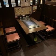 大人数の宴会向けに、9卓のテーブル席がございます。会社の部単位での飲み会や、部活動の帰り、サークルの飲み会など。様々なシーンで使える、使い勝手の良いお席です。ご宴会コースもご相談承ります。ぜひご予約をお待ちしております！