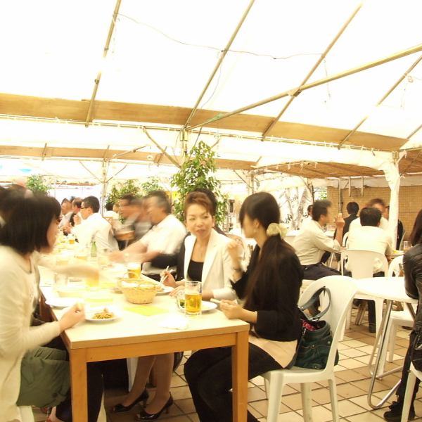 被自助餐和饮料角包围，像节日一样热闹♪