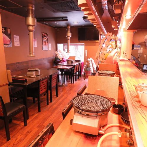 <p>【1階テーブル席】テーブル席はサクッと飲んで楽しみたい方にもぴったりの空間！靴を脱ぐ心配もいらないので、お座敷が苦手な方にもお食事をゆっくり楽しんでいただけます！お一人様でも気軽に入れるよう、カウンター席のご用意もございます♪</p>