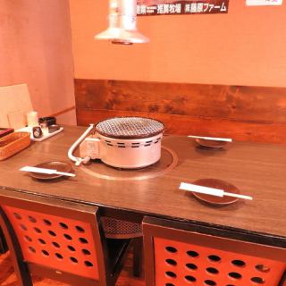 【1階テーブル席】ゆったりと落ち着けるテーブル席をご用意！少人数宴会などにもオススメです！女子会やカップルにも人気の空間◎お肉を囲んでワイワイ楽しんでいただけます！