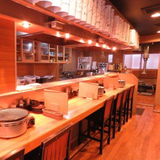 【カウンターは6名様まで】お一人様も大歓迎のカウンター席もご用意！美味しいお肉とお酒を一人でごゆっくり堪能したい方にもオススメです◎上質なお肉の他にお酒のアテにぴったりの一品料理なども豊富にご用意しております！