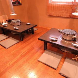 【1階お座敷席（2～4名様）】少人数でご利用いただけるお座敷席！足をのばしてゆったり寛げる空間になっております。1階のお座敷は最大10名様までご対応！シーンに合わせたお席をご提供いたします！