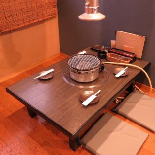 【1階お座敷席（2～4名様）】2～4名様用のお座敷席は仕事帰りに一杯という時にもお気軽にご利用いただけます！お座敷席で、仕事で疲れた身体もリラックス♪旨い肉とお酒でトークも弾みます☆
