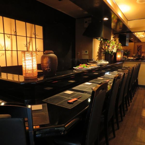 當打開入口門時，10個座位的櫃檯的小內部被包裹在京都式湯料的溫和香氣中。由適度暗淡的照明間接照明照亮的黑色計數器讓人想起成人的撤退。