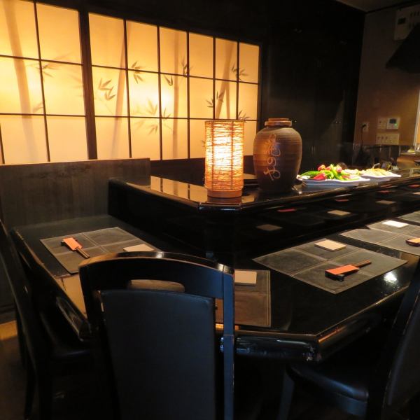It can be said as a symbol of flowers, a shoji and shadow painting at the back of the counter.It creates a fantastic atmosphere like a bamboo leaf rockingly shakes on a light of the soft moon.