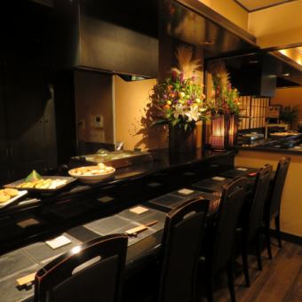 和食、しかも京風料理のお店には少し意外な印象のシックな黒いカウンター席が、店内の雰囲気に絶妙に溶け込んでいます。ジャズが流れる店内で、絶品の京風料理とお酒、そして会話をお楽しみください。