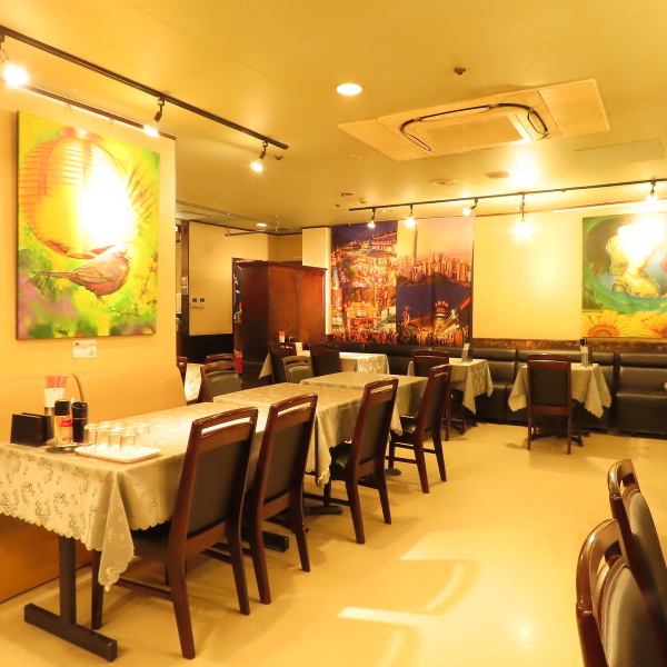 【カジュアルで賑やかな空間】表参道・外苑前からすぐ、地下に広がる店内は席数約90席とゆったり。友人同士や家族連れの笑い声が響く、気負わず楽しめるカジュアルな雰囲気です。ランチにもディナーにも使いやすく、初めての人でも入りやすい雰囲気が魅力です。