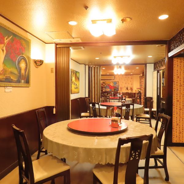 【円卓でわいわい中華を満喫】店内には円卓席やテーブル席があり、グループでの食事や宴会にも対応。仕切り付きの個室もあるので、歓送迎会や接待などフォーマルなシーンにも対応可能です。賑やかさと落ち着きのバランスが良い空間です。 