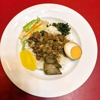 甘辛い特製ダレがご飯によく合う！本場台湾のソウルフード「定番ルーローハン」1,160円（税込）