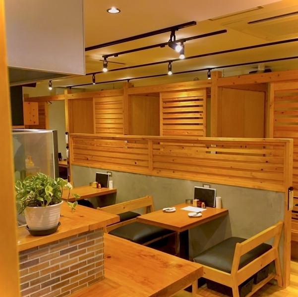 【二日市駅徒歩1分】最寄り駅からすぐの好立地だから、集合や解散もスムーズ。お仕事帰りやお買い物の合間にもふらっと立ち寄れる気軽さが魅力です。急な飲み会やご友人とのちょっとしたお集まりにもぴったり。