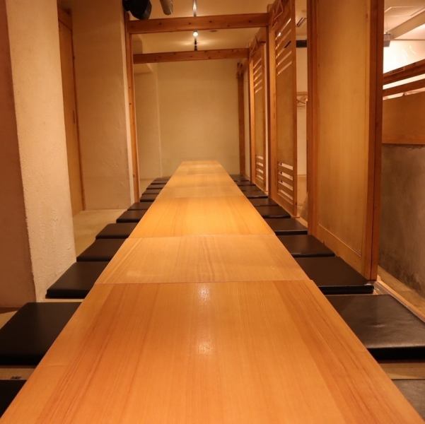 【掘り炬燵式/個室】最大28名様までご利用可能な掘り炬燵式座敷は、足を下ろしてリラックスできる心地よい空間。和の趣あふれる落ち着いた雰囲気の中で、ゆったりとお食事と会話をお楽しみいただけます。ご家族のお集まりやご友人とのご宴会に最適です。