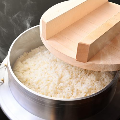 おかわりし放題の羽釜ご飯