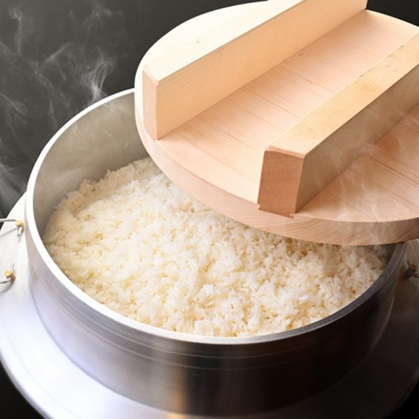 おかわりし放題！！　ふっくら炊き上がった羽釜ご飯