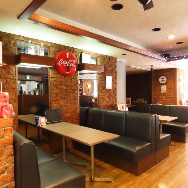 パソコン作業をされるお客様向けに、一部の座席にはロールカーテンで仕切れる工夫が施されています。周囲の視線を気にすることなく、集中して仕事や調べものに打ち込めるのが魅力です。個室のようなプライベート感を確保しつつ、カフェの開放的な空気も感じられる設計で、ビジネスシーンでも利用できる環境が整っています。