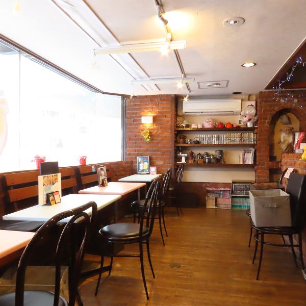 店内は温もりのある内装的で、モダンさとクラシックさが融合した落ち着いた空間です。広々としたボックス席やカウンター席があり、一人でもグループでもリラックスして過ごせます。窓からは柔らかな光が差し込み、都会の喧騒を忘れてゆっくりとコーヒーを味わえる、大人の隠れ家のような雰囲気が漂っています。