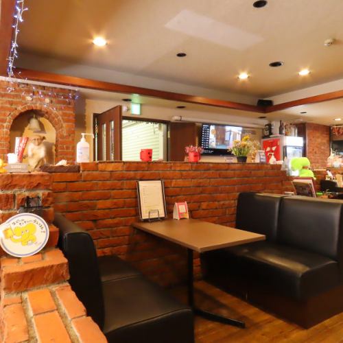 落ち着けるテーブル席