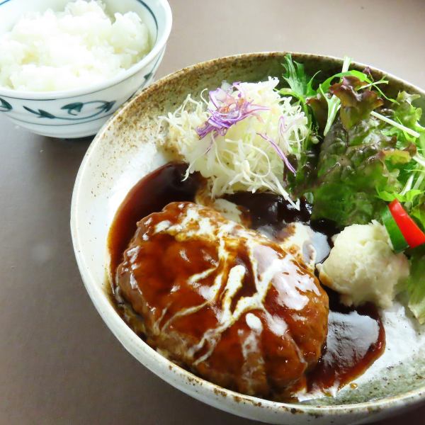 【肉汁があふれる】自慢のハンバーグ