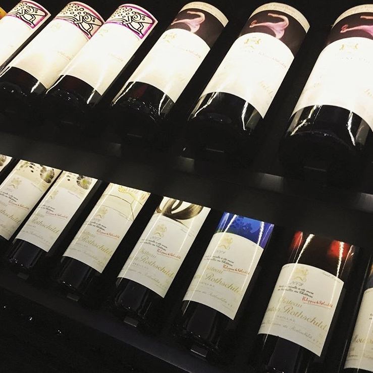 Italian and French wines are always available ≪100 kinds or more≫